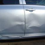 Как устранить вмятину на двери автомобиля