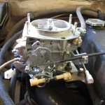Карбюратор Солекс в моторном отсеке авто