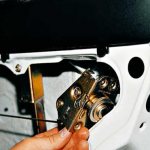 Вынимает замочек